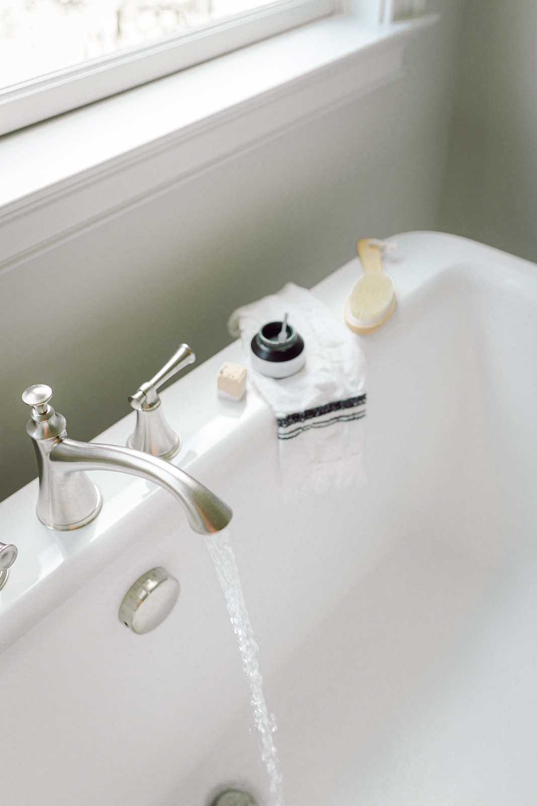 Bathtub with our top natural bath essentials for relaxation